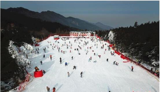 滑雪、轰趴等成大学生轻奢玩法 高消费恐力不能及