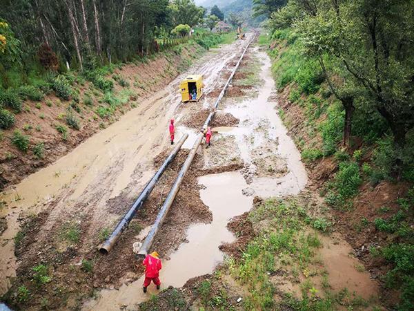 陕西延长气田遇暴雨 近百条道路被毁