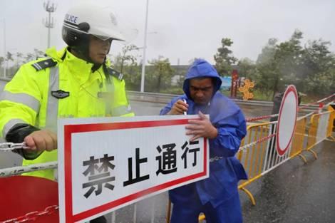 暖新闻丨致敬台风中那些“逆行者”，这些场景格外暖心