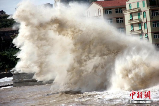 浙江温岭潮水拍打堤坝掀十余米高巨浪