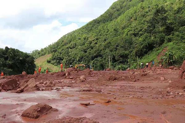 云南墨江突发山洪有民房被埋 目前已致1人死3人失联