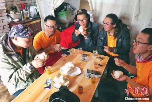 雷阵雨中吃到的一顿热馒头梁凯 摄