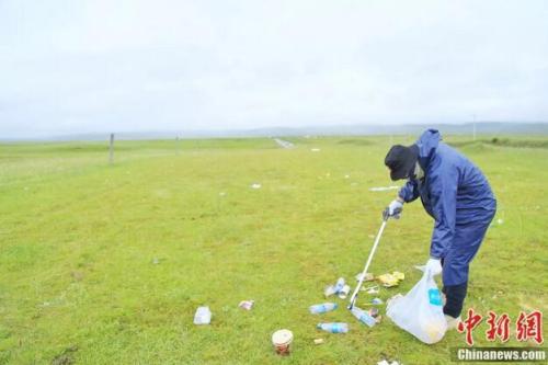 雨中捡垃圾 梁凯 摄