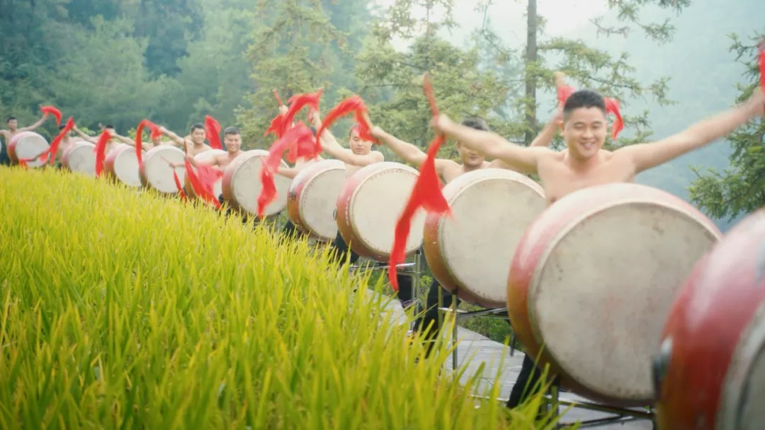 MV 丨为奋战在脱贫攻坚一线的扶贫干部而歌：《牵着春风进山村》