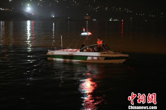 图为武警重庆总队救援力量连夜搜救。　田丰 摄