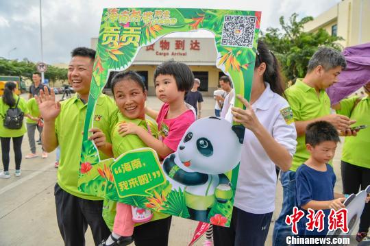 图为“猫粉”到机场迎接大熊猫。　骆云飞 摄