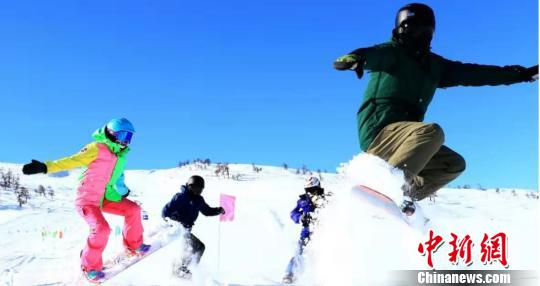 游客滑雪。阿勒泰地区旅游局提供