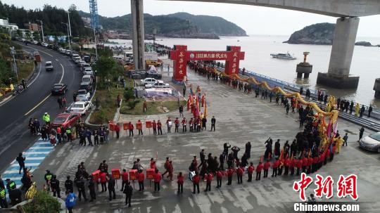 民间舞龙队、腰鼓队、铜鼓队展示海岛特色民俗风情表演 刘芬芳 摄