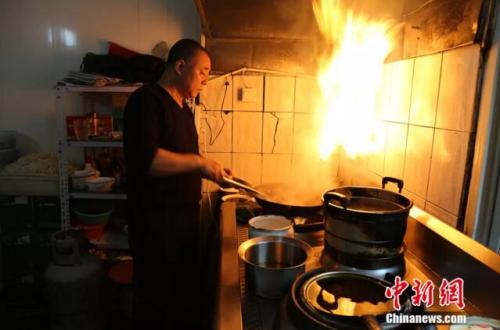 店老板王建亲自掌勺