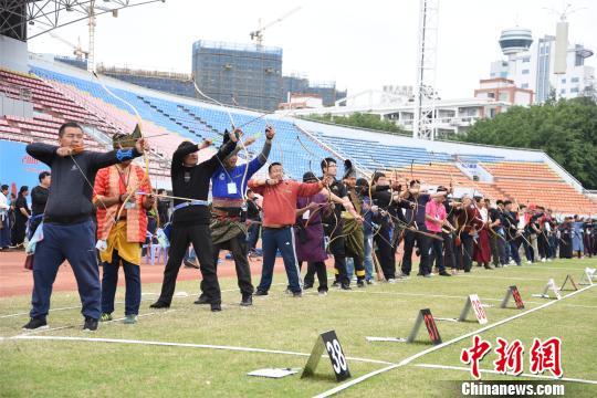 海内外近200名参赛运动员以弓会友，同场竞技。　陈龙山 摄