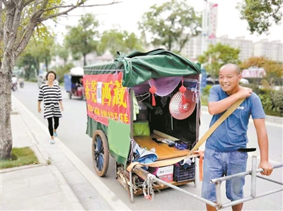 男子自制“房车”拉着爱人去西藏 全程徒步不搭车