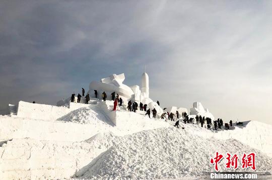 主雪雕名为《领航》，包含辽宁舰航母、高铁、神州五号、港珠澳大桥等元素。　郭佳 摄