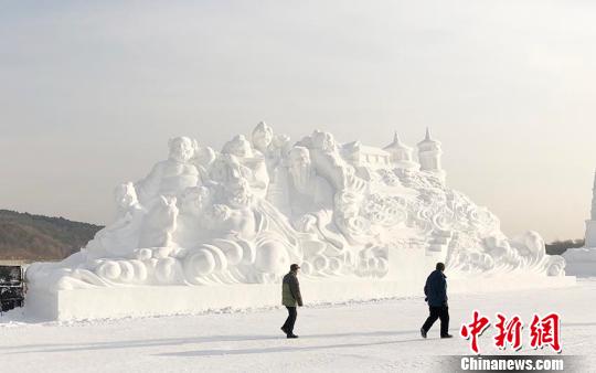 长春打造60万平方米冰雪世界 65米长主雪雕尽展中国风采