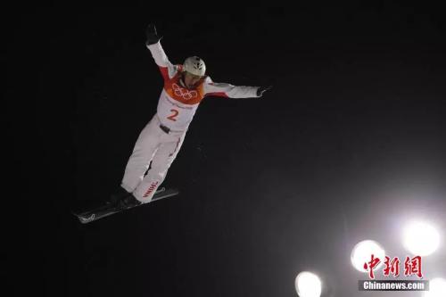 平昌冬奥会自由式滑雪男子空中技巧决赛，中国选手贾宗洋以128.05分获得亚军，图为贾宗洋在比赛中。中新社记者 崔楠 摄