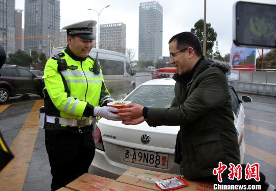 图为爱心市民送盒饭给执勤交警。 贵阳交警供图