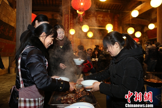 如今在黟县，年猪宴这项传统习俗已延伸到乡村旅游中，每到冬至过后，很多游客都会慕名而来，体验乡里乡情，形成了一种特有的旅游经济，带火了冬季的乡村旅游。中新社发 黟宣 摄